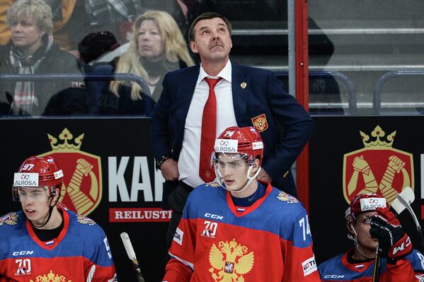 Главный тренер сборной России Олег Знарок (в центре на втором плане)
