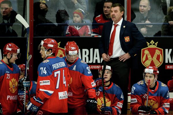 Главный тренер сборной России Олег Знарок (справа на втором плане) и игроки сборной России