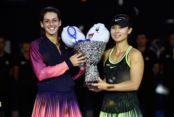 Турчанка Ипек Сойлу и китаянка Сюй Ифань после победы на теннисном турнире WTA Elite Trophy в Чжухае