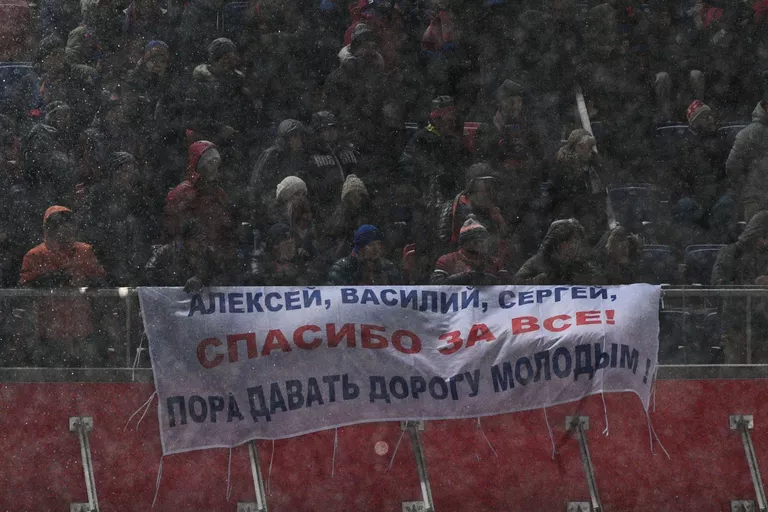 Болельщики ПФК ЦСКА с баннером, адресованным защитникам команды братьям Березуцким и Сергею Игнашевичу Болельщики ПФК ЦСКА с баннером, адресованным защитникам команды братьям Березуцким и Сергею Игнашевичу
