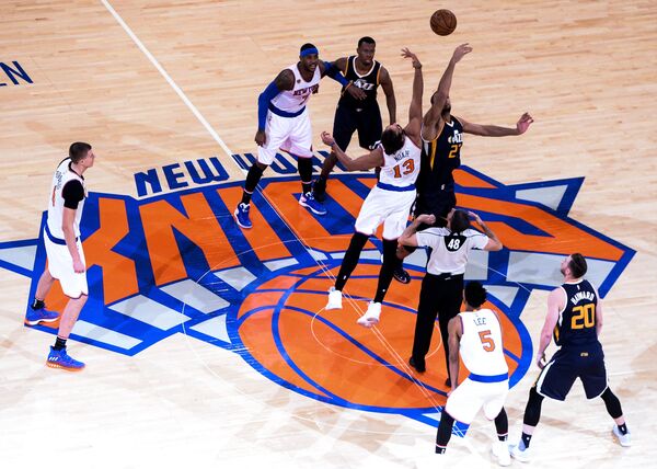 Игровой момент в матче регулярного чемпионата Национальной Баскетбольной Ассоциации между Нью-Йорк Никс и Юта Джаз