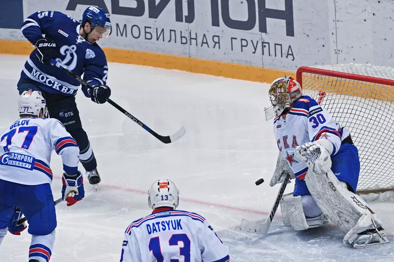 Форвард ХК Динамо Ансель Галимов и игроки ХК СКА Антон Белов, Павел Дацюк и Игорь Шестёркин (слева направо) Форвард ХК Динамо Ансель Галимов и игроки ХК СКА Антон Белов, Павел Дацюк и Игорь Шестёркин (слева направо)