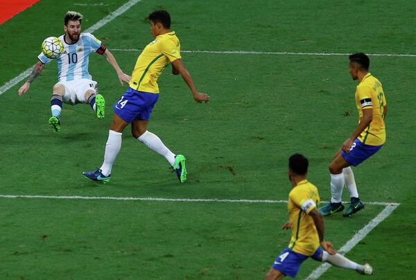 Форвард сборной Аргентины Лионель Месси (слева) в матче против сборной Бразилии