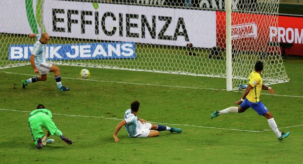 Игровой момент матча Бразилия - Аргентина