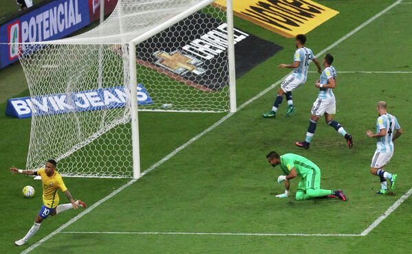 Форвард сборной Бразилии Неймар (слева) празднует гол в ворота сборной Аргентины