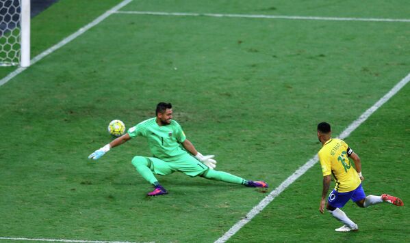 Форвард сборной Бразилии Неймар (справа) забивает гол в ворота голкипера сборной Аргентины Серхио Ромеро