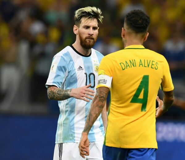 Нападающий сборной Аргентины Лионель Месси (слева) и защитник сборной Бразилии Дани Алвес