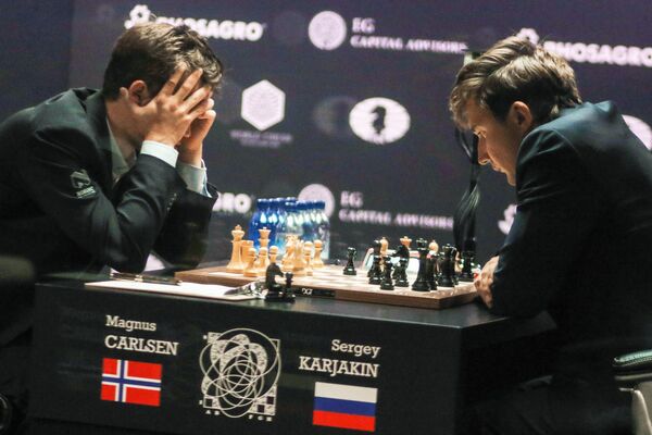 Гроссмейстер Сергей Карякин (Россия) и гроссмейстер Магнус Карлсен (Норвегия) (слева)