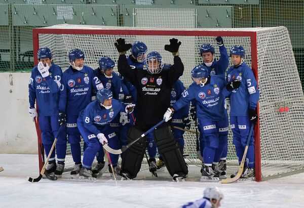 Игроки хоккейного клуба с мячом Динамо (Москва)