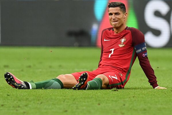 Слезы Криштиану Роналду в финальном матче чемпионата Европы по футболу Португалия - Франция, в котором футболист был вынужден покинуть поле из-за травмы.