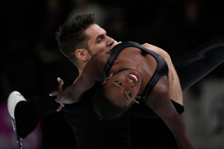 Французские фигуристы Ванесса Джеймс и Морган Сипре выступают с произвольной программой на этапе Гран-при в Париже