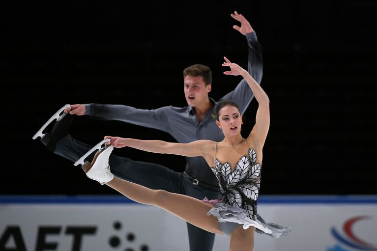 Российские фигуристы Наталья Забияко и Александр Энберт выступают с произвольной программой на этапе Гран-при в Париже