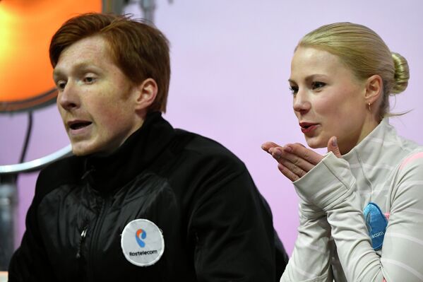 Российские фигуристы Евгения Тарасова (справа) и Владимир Морозов после исполнения произвольной программы на этапе Гран-при в Париж