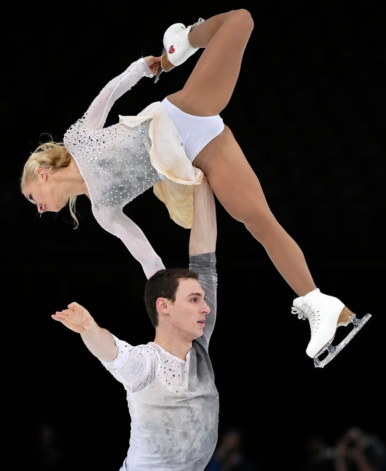 Немецкие фигуристы Алена Савченко и Брюно Массо выступают с произвольной программой на этапе Гран-при в Париже