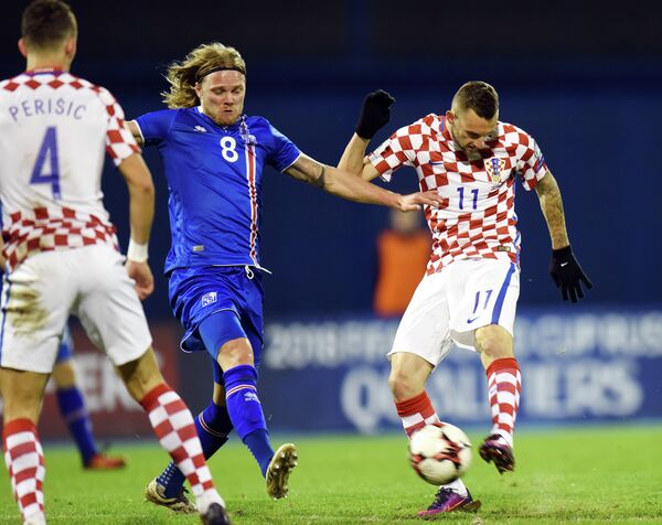Игровой момент матча Хорватия - Исландия