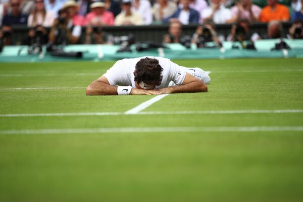 Швейцарский теннисист Роджер Федерер после ошибки в полуфинальном матче Уимблдона против Милоша Раонича