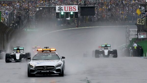 Пилоты Формулы-1 следуют за машиной безопасности во время гонки Гран-при Бразилии