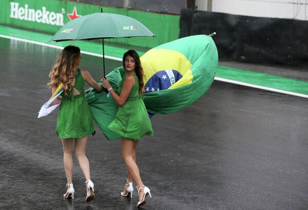 Грид-герлз перед стартом гонки Гран-при Бразилии