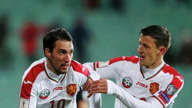 Футболисты сборной Болгарии Ивелин Попов (слева) и Александр Тонев