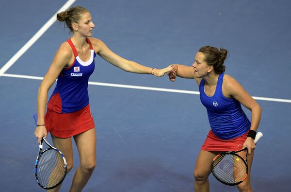 Чешские теннисистки Каролина Плишкова (слева) и Барбара Стрыцова