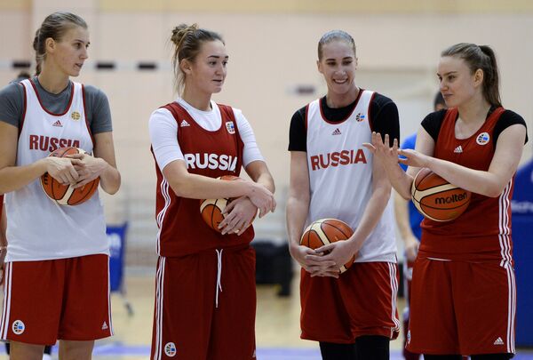 Баскетболистки женской сборной России  Наталья Виеру, Анастасия Логунова, Наталья Анойкина и Раиса Мусина (слева направо)