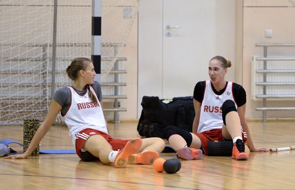 Баскетболистки женской сборной России Наталья Виеру (слева) и Наталья Анойкина