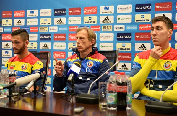 Главный тренер сборной Румынии по футболу Кристоф Даум (в центре)