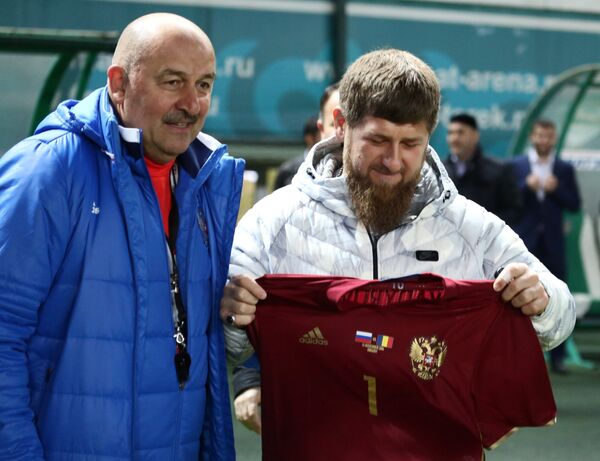 Глава Чеченской Республики Рамзан Кадыров (справа) и главный тренер сборной России Станислав Черчесов