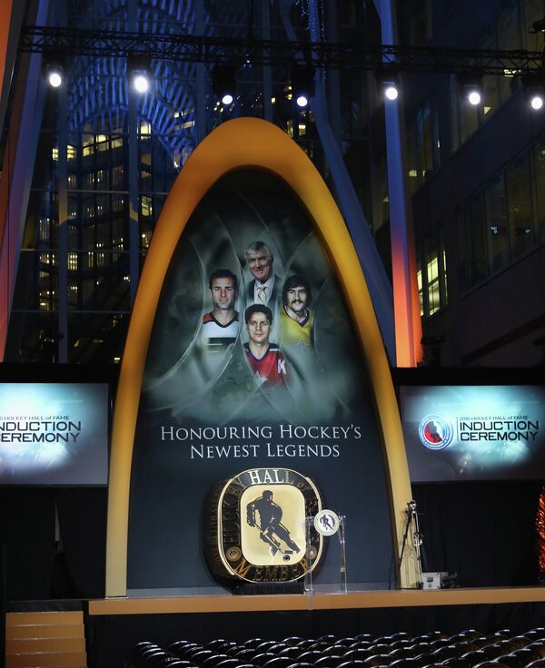 Мемориальная доска, на которой изображены новые члены Зала хоккейной славы в Торонто: Эрик Линдрос, Рогасьен Вашон, Пэт Куинн и Сергей Макаров (снизу