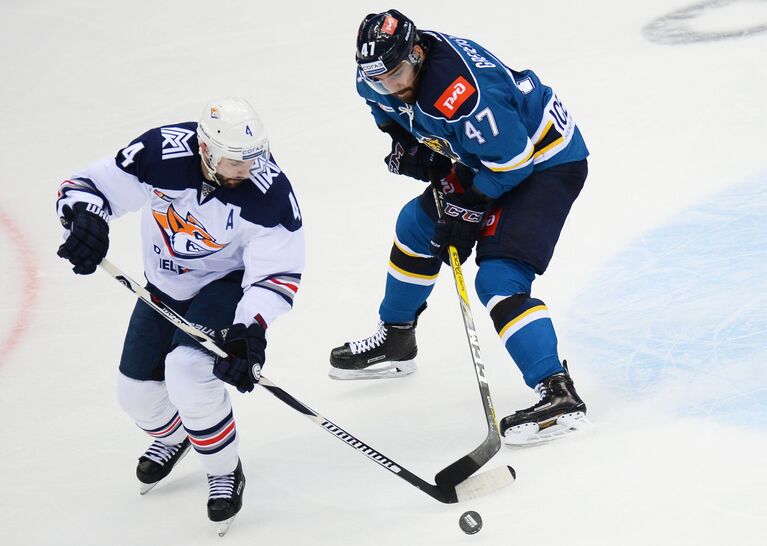 Защитник ХК Металлург Крис Ли (слева) и нападающий ХК Сочи Святослав Гребенщиков Защитник ХК Металлург Крис Ли (слева) и нападающий ХК Сочи Святослав Гребенщиков