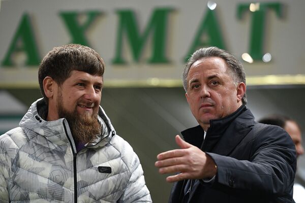 Глава Чеченской Республики Рамзан Кадыров (слева) и заместитель председателя правительства РФ, президент Российского футбольного союза Виталий Мутко