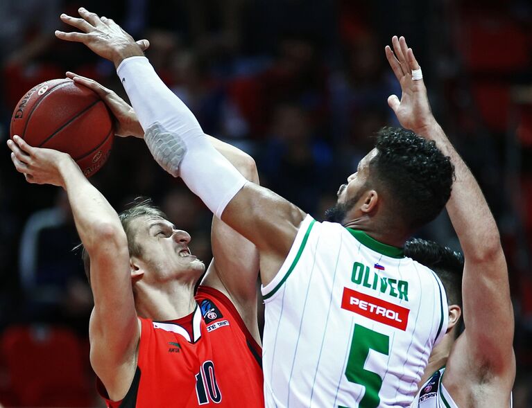 Форварды БК Локомотив-Кубань Владимир Ивлев и БК Юнион Олимпия Девин Оливер (слева направо)