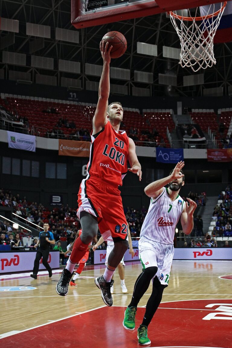 Форвард БК Локомотив-Кубань Андрей Зубков (слева)