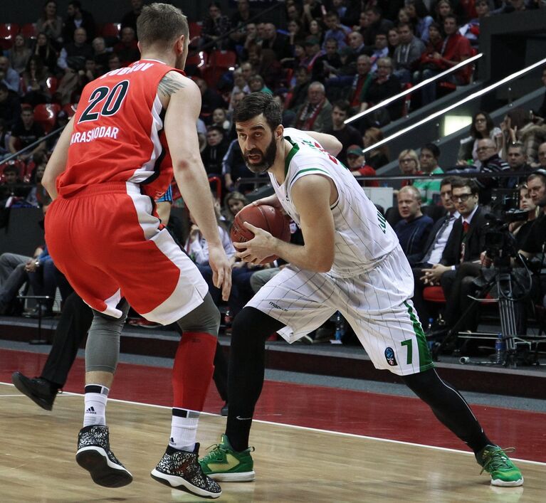 Форварды БК Локомотив-Кубань Андрей Зубков (слева) и БК Юнион Олимпия Дражен Бубнич