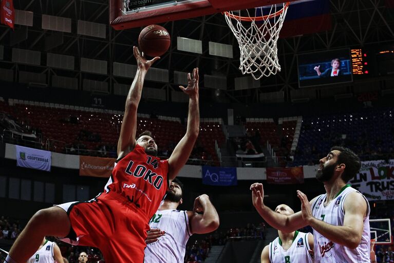 Центровой БК Локомотив-Кубань Ян Вуюкас (слева)