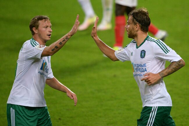 Футболисты Томи Евгений Баляйкин (слева) и Эрик Бикфалви радуются забитому голу