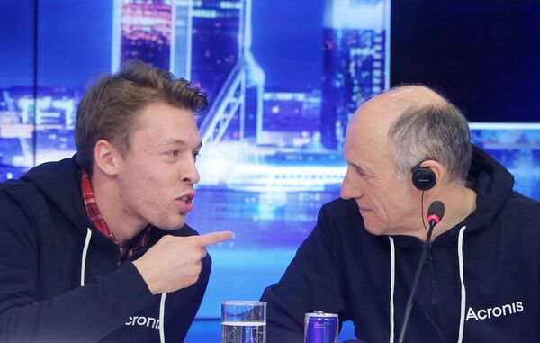 Даниил Квят (слева) и президент команды Scuderia Toro Rosso Франц Тост