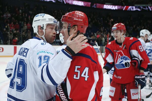Нападающие ХК Динамо Денис Кокарев и ХК Локомотив Денис Мосалёв (слева направо)
