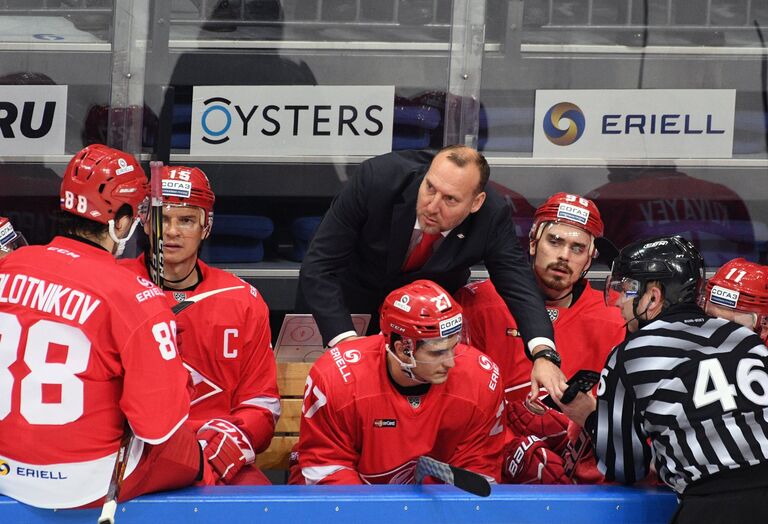 Исполняющий обязанности главного тренера Спартака Алексей Ярушкин (в центре на втором плане) Исполняющий обязанности главного тренера Спартака Алексей Ярушкин (в центре на втором плане)