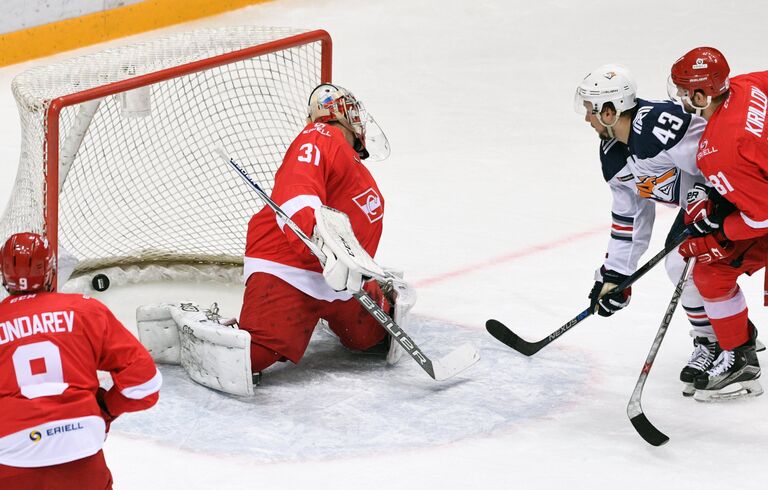 Вратарь Спартака Никита Беспалов (в центре) и форвард Металлурга Ян Коварж Вратарь Спартака Никита Беспалов (в центре) и форвард Металлурга Ян Коварж