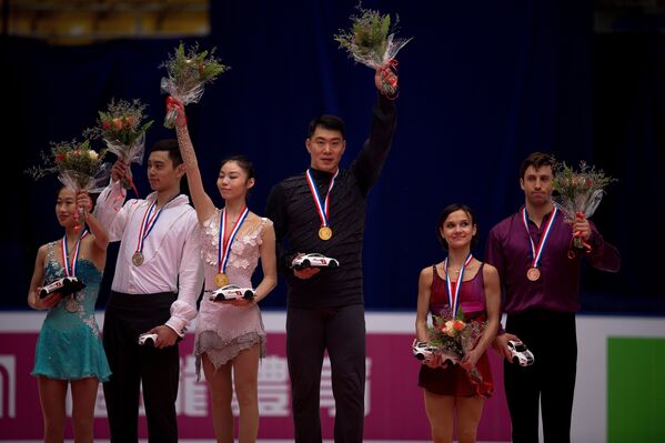 Китайцы Пэн Чэн и Цзинь Ян, Юй Сяоюй и Чжан Хао, Любовь Илюшечкина и Дилан Москович (слева направо)