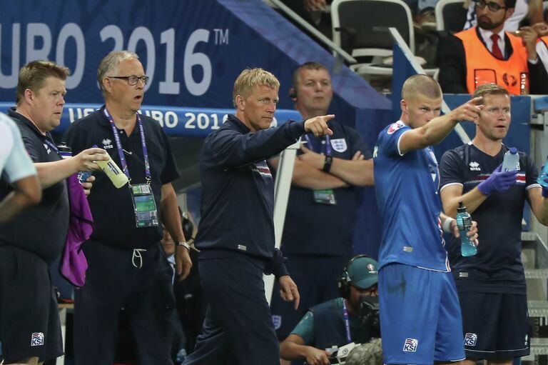 Полузащитник сборной Исландии Йоханн Гудмундссон и главные тренеры Хеймир Хадльгримссон и Ларс Лагербек (справа налево) Полузащитник сборной Исландии Йоханн Гудмундссон и главные тренеры Хеймир Хадльгримссон и Ларс Лагербек (справа налево)