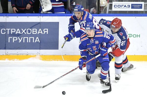 Нападающие ЦСКА Кирилл Петров, СКА Никита Гусев, Вадим Шипачёв (справа налево)