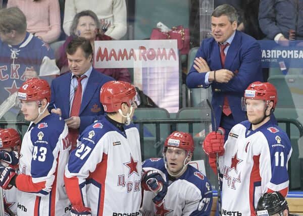 Главный тренер ЦСКА Дмитрий Квартальнов (справа на втором плане)