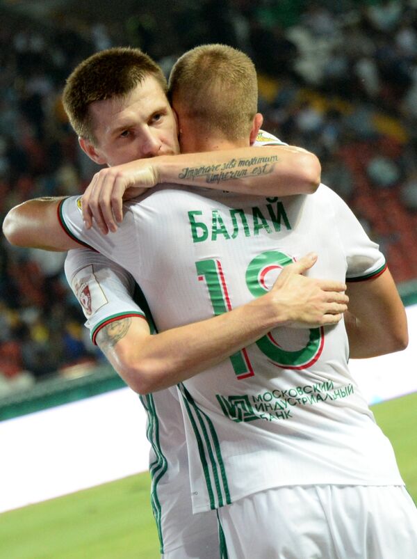 Футболисты Терека Олег Иванов (слева) и Беким Балай радуются забитому голу