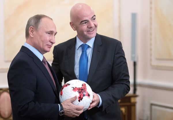 Президент РФ Владимир Путин и президент ФИФА Джанни Инфантино (справа)