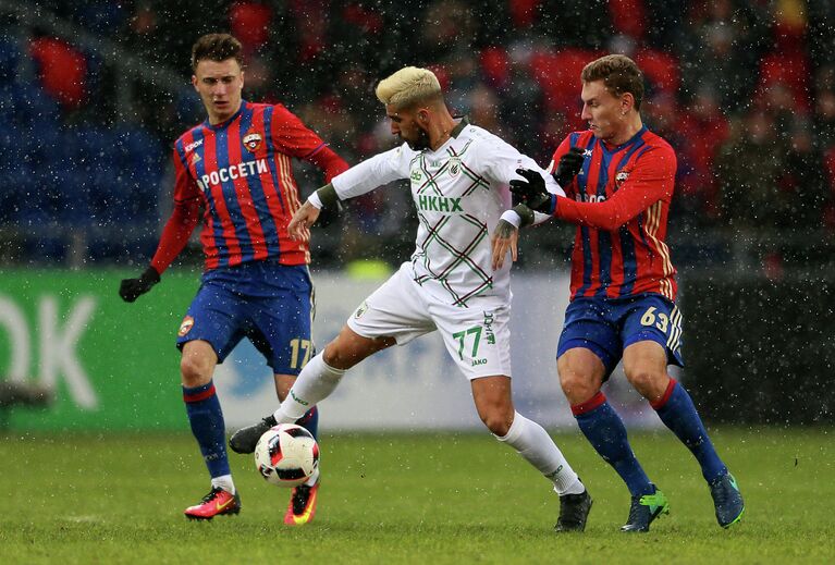 Полузащитник ЦСКА Александр Головин, нападающий Рубина Саму Гарсия и форвард ЦСКА Фёдор Чалов (слева направо) Полузащитник ЦСКА Александр Головин, нападающий Рубина Саму Гарсия и форвард ЦСКА Фёдор Чалов (слева направо)