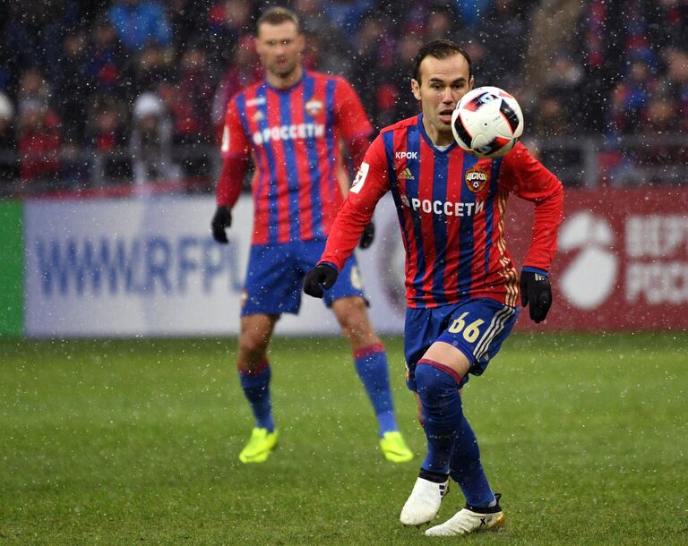 Футболисты ЦСКА Алексей Березуцкий (слева) и Бибрас Натхо Футболисты ЦСКА Алексей Березуцкий (слева) и Бибрас Натхо