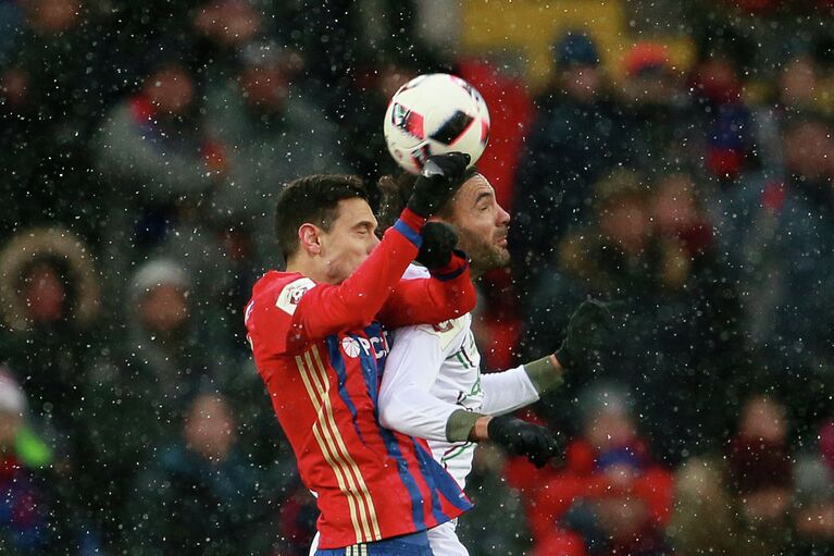 Полузащитник ЦСКА Георги Миланов (слева) и защитник Рубина Серхио Санчес Полузащитник ЦСКА Георги Миланов (слева) и защитник Рубина Серхио Санчес