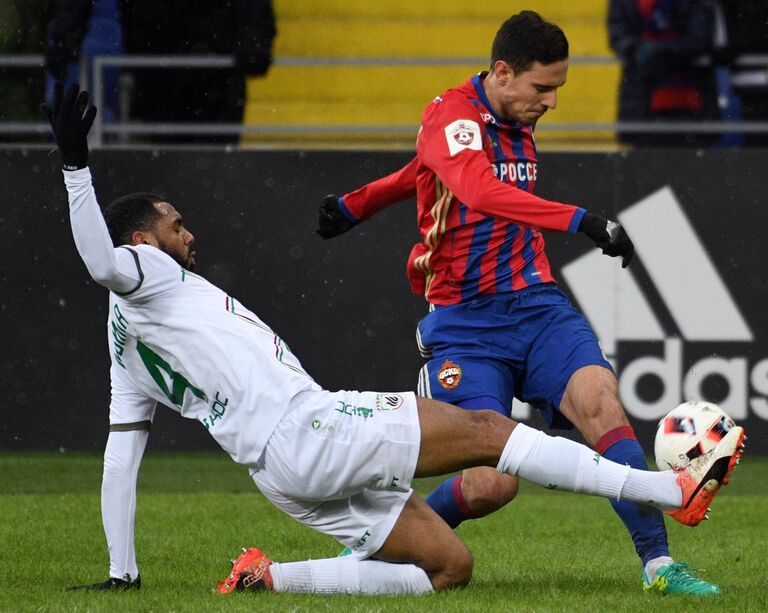 Хавбек Рубина Янн М'Вила (слева) и полузащитник ЦСКА Георги Миланов Хавбек Рубина Янн М'Вила (слева) и полузащитник ЦСКА Георги Миланов